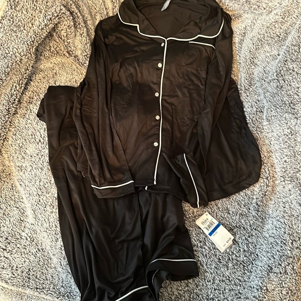 Ladies long sleeve/pants pjs in black w white trim. NWT